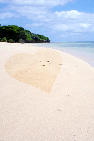 I Love Phone 女子部 落書き壁紙フリー素材 砂浜にハート画像待ち受け 夏ですね